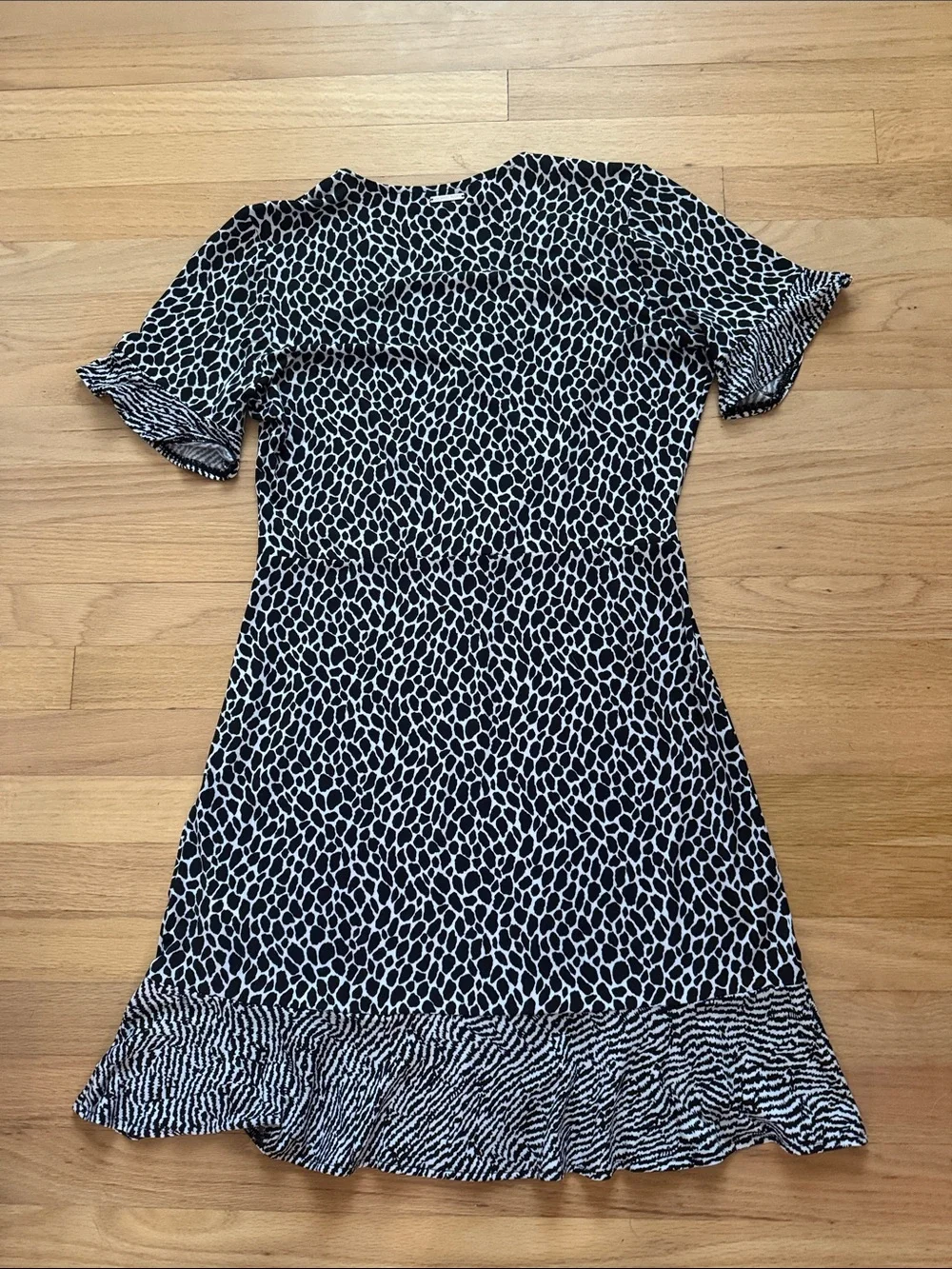 Michael Kors Medium Black & White animal print Short Sleeve V Neck Dress